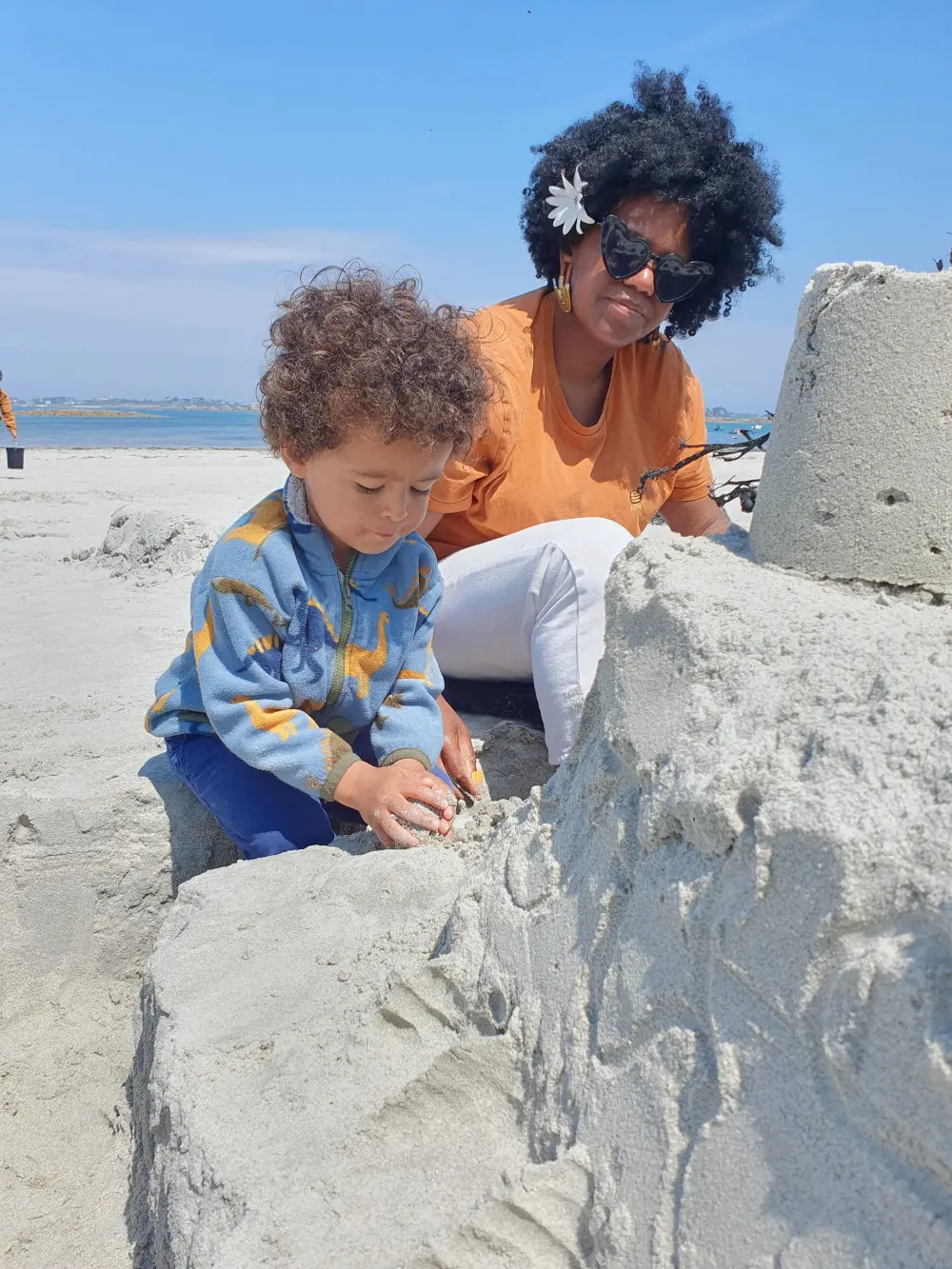 Edna et Siloê décorent le chateau de sable